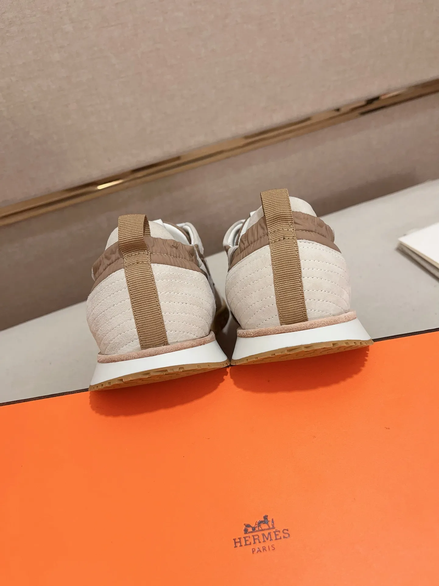 Men's men's shoes 💰: 720💰 Hermes top version # Couple style 💏 24ss casual sneakers Suede goatskin sneakers decorated with contrasting patterns and iconic "H" details, beautifully packaged at the delivery counter 🛍📦 Fabric: suede + cowhide Lining: mixed sheep lining Outsole: original TPU Bottom thickness: 2CM Size: 35-44